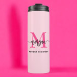 Garrafa Térmica Nome de Monograma de Rapariga de Script Moderno Ro<br><div class="desc">Mantenha-se estilmente hidratado com o nosso Tumbler Térmico de Nome da Rapariga de Script Moderno Rosa Quente! Apresentando um design cor-de-rosa-quente vibrante e personalizado com seu nome em um moderno roteiro elegante, esse humilde combina moda com funcionalidade. Perfeito para manter suas bebidas quentes ou frias por horas, é ideal para...</div>