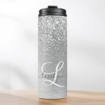Garrafa Térmica Nome do Monograma da Largura Metálica Brugada<br><div class="desc">Personalize facilmente esse design de humor térmico modesto com brilho bonito prateado brilhante em um fundo metálico escovado prateado.</div>