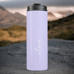 Garrafa Térmica Nome do Monograma da Rapariga de Script Moderno Ro<br><div class="desc">Nome do Monograma Roxo da lavanda Tumbler. Isto faz o doce e perfeito aniversário de 16 anos,  casamento,  chá de panela,  aniversário,  chá de fraldas ou festa de solteira presente para alguém que ama luxo de luxo e estilos quíticos.</div>
