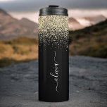 Garrafa Térmica Nome do Monograma da Rapariga Dourada Negra<br><div class="desc">Glitter brilhante preto e Dourado escovado de metal monograma Nome Bebida Tumbler. Isto faz o doce e perfeito aniversário de 16 anos,  casamento,  chá de panela,  aniversário,  chá de fraldas ou festa de solteira presente para alguém que ama luxo de luxo e estilos quíticos.</div>