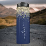 Garrafa Térmica Nome Monograma Glitter Azul Marinho Dourado Femini<br><div class="desc">Tumbler para Bebidas com Monograma em Metal Escovado Azul Marinho e Dourado com Brilho. Este é o presente perfeito para aniversário de 16 anos,  casamento,  chá de noiva,  aniversário de casamento,  chá de bebê ou festa de despedida de solteira para alguém que ama luxo e estilos chiques.</div>