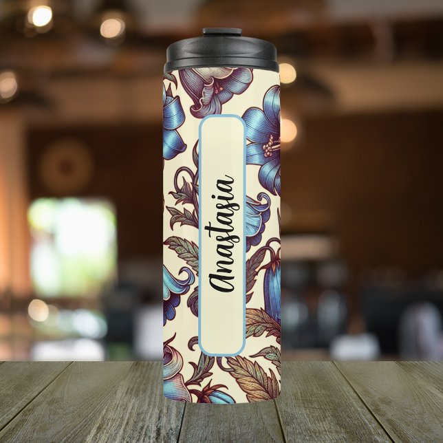 Garrafa Térmica Nome Personalizado Birth Flower 16 de julho (Personalized 20 oz Thermal Tumbler With Birth Flower Larkspur Design for the Month of July.)