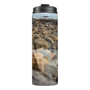 Garrafa Térmica Ondina Shoreline: Rugged Coastal Stone Landscape