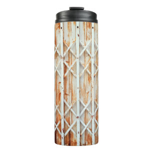 Garrafa Térmica Os painéis antigos da porta de ferro estão enferru