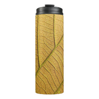 Garrafa Térmica Ouro de folha amarela pela manhã.