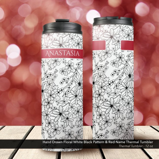 Garrafa Térmica Padrão Preto Branco Floral Desenhado à Mão e Nome  (Thermal Tumbler: Hand Drawn Floral Pattern in Black and White, Personalized with Name in Red)