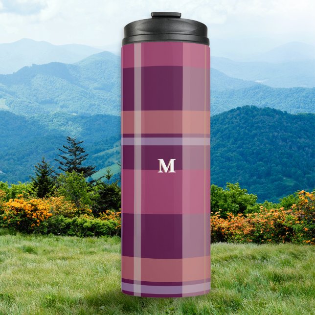 Garrafa Térmica Padrão Rustic Country Xadrez Tartan Monograma (A stylish thermal tumbler for hot and cold drinks, with monogram initial and dark red plaid pattern)