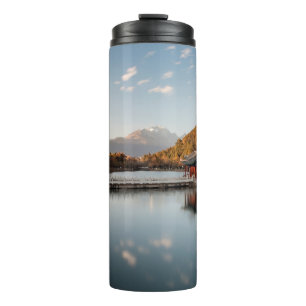 GARRAFA TÉRMICA PAGODA VERDE E COROA NO CORPO DA ÁGUA PERTO DA MO