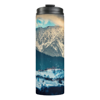 Garrafa Térmica Paisagem de inverno na Montanha Cárptica. Bran, Ro