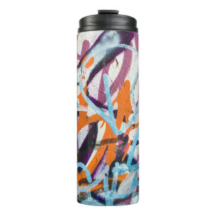 Garrafa Térmica Parede de concreto, textura granulada.