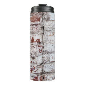 Garrafa Térmica Parede de tijolos pintada antiga com pintura branc