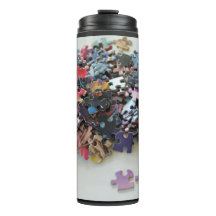 Peças de quebra-cabeça multicolores num coletor té