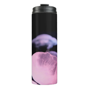 GARRAFA TÉRMICA PEIXE BRANCO NA ÁGUA COM FUNDO PRETO