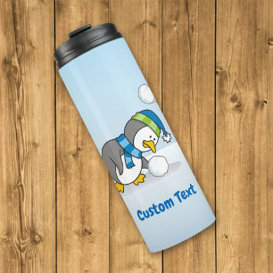 Garrafa Térmica Pequeno pinguim pegando uma bola de neve com um tu