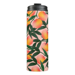 Garrafa Térmica Pêssego em fundo rosa. Fruta puxada pela mão