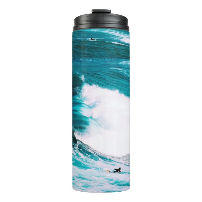 GARRAFA TÉRMICA PESSOA NO BORDO COM ONDAS OCEANAS (Frente)