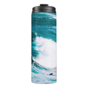Garrafa Térmica Pessoa no surfboard com ondas oceânicas
