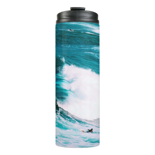 Garrafa Térmica Pessoa no surfboard com ondas oceânicas (Frente)