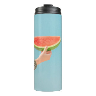 Garrafa Térmica Pessoa que segura melancia fatiada