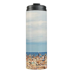 Garrafa Térmica Pessoas na praia de areia castanha