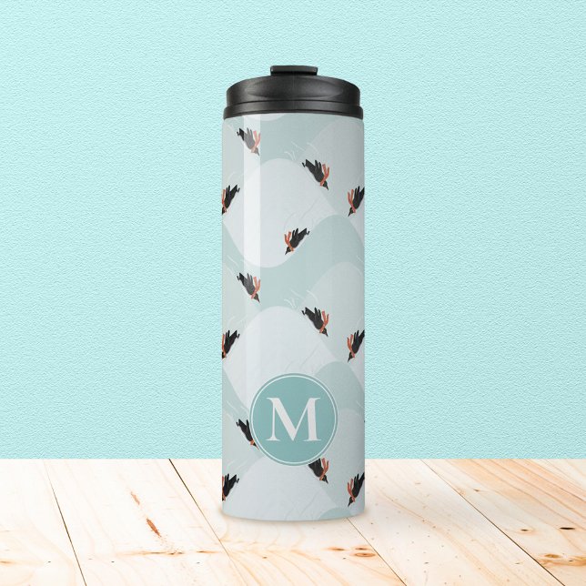Garrafa Térmica Pinguins reproduzíveis deslizando no padrão da nev (Penguins in the Snow Patterned Thermal Tumbler with Customizable Monogram)