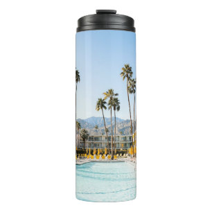 Garrafa Térmica Piscina de natação perto das palmeiras pela manh