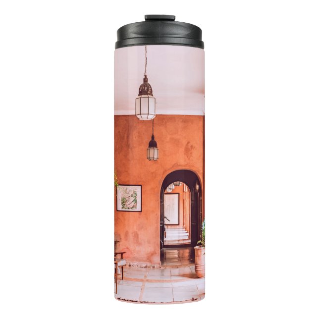 GARRAFA TÉRMICA PLANTADORES COM PLANTA PERTO DA ÁREA RUG DENTRO (Frente)