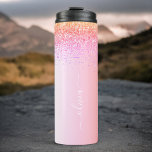Garrafa Térmica Rainbow Pastel Girly Glitter Metal Monograma Nome<br><div class="desc">Rainbow Pastel Faux Foil Metálico Sparkle Glitter Brugado Metal Monograma Nome Beba Tumbler. Isto faz o doce e perfeito aniversário de 16 anos,  casamento,  chá de panela,  aniversário,  chá de fraldas ou festa de solteira presente para alguém que ama luxo de luxo e estilos quíticos.</div>