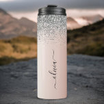 Garrafa Térmica Rosa Dourado - Monograma de prata rosa-claro<br><div class="desc">Rosa Dourado - Tumbler de bebida com nome de monograma de cor rosa e folha de papel escamoteada em folha fina e prata. Isto faz o doce e perfeito aniversário de 16 anos, casamento, chá de panela, aniversário, chá de fraldas ou festa de solteira presente para alguém que ama luxo...</div>