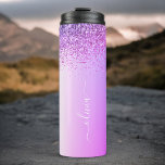 Garrafa Térmica Roteiro Roxo Monograma Glitter Sparkle<br><div class="desc">Folha Roxa Folha Metálica Espumante Metálico Brilhante Bruto Monograma Nome Drink Tumbler. Isto faz o doce e perfeito aniversário de 16 anos,  casamento,  chá de panela,  aniversário,  chá de fraldas ou festa de solteira presente para alguém que ama luxo de luxo e estilos quíticos.</div>