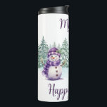 Garrafa Térmica Snowman Purple Christmas Carrot Nose Scarf Winter<br><div class="desc">Este Snowman Purple Christmas Carrot Nose Scarf Winter Thermal Tumbler é o perfeito acessório de inverno para manter suas bebidas e espíritos brilhantes. Este monstro único apresenta um charmoso design de boneco de neve com um nariz de cenoura com chapéu roxo e cachecol em frente a uma neve coberta de...</div>