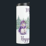 Garrafa Térmica Snowman Purple Christmas Carrot Nose Scarf Winter<br><div class="desc">Este Snowman Purple Christmas Carrot Nose Scarf Winter Thermal Tumbler é o perfeito acessório de inverno para manter suas bebidas e espíritos brilhantes. Este monstro único apresenta um charmoso design de boneco de neve com um nariz de cenoura com chapéu roxo e cachecol em frente a uma neve coberta de...</div>