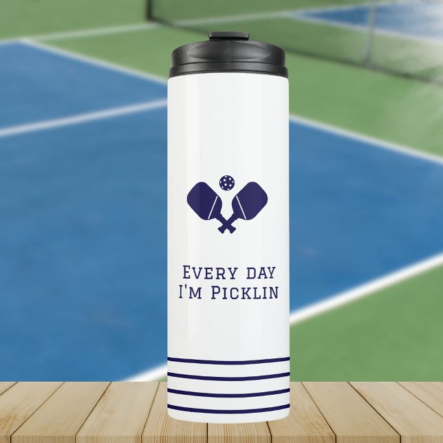 Garrafa Térmica Sua própria citação de picleball ou dizendo (Pickleball quote thermal tumbler travel mug for him with a pickelball court in the background)