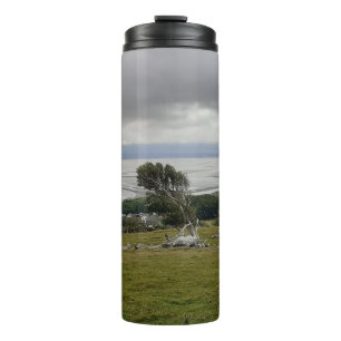 Garrafa Térmica Tempestade Em Cima Do Tumbler Térmico Da Baía