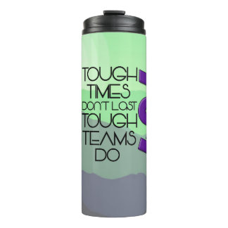 Garrafa Térmica tempos difíceis não duram, equipes difíceis duram