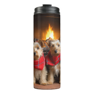 Garrafa Térmica Terrier Australiano junto à Lareira Natal