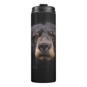 GARRAFA TÉRMICA URSO NEGRO NA BANCADA DE ÁRVORE DE MADEIRA MARCAD