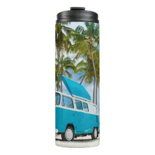 Garrafa Térmica van azul e branca na praia