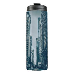 GARRAFA TÉRMICA VEÍCULOS RODOVIÁRIOS ENTRE EDIFÍCIOS EM FOTÓGR