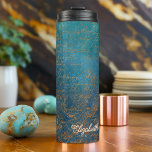 Garrafa Térmica Vintage Copper Patina com Caligrafia Turquesa<br><div class="desc">Essa design apresenta uma bela mistura de patina de cobre vintage e caligrafia delicada e turquesa, oferecendo um toque único e artístico. As texturas ricas e as cores vibrantes evocam uma sensação de elegância do eterno, perfeita para adicionar caráter a convites, decoração doméstica ou papelaria pessoal. A fusão de tons...</div>