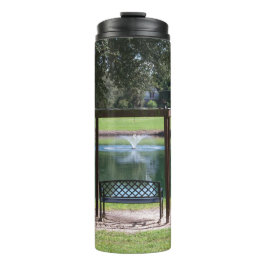 Garrafa Térmica Vista de um lago pequeno da cidade