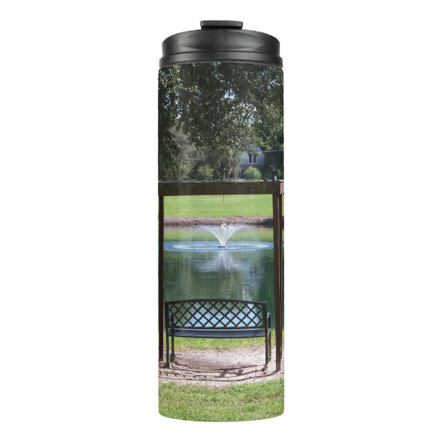 Garrafa Térmica Vista de um lago pequeno da cidade (Frente)