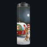 Garrafa Térmica Winter Beagle Caravan Christmas Adventure<br><div class="desc">Adotar a magia de uma noite de inverno nevada enquanto uma caravana desliza graciosamente através da paisagem iluminada pela lua. A beleza serena da neve escutadora e o brilho encantador da lua criam uma cena cativante,  prometendo uma aventura inesquecível de Natal cheia de calor,  alegria e memórias queridas.</div>
