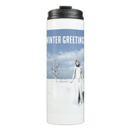 Garrafa Térmica Winter Greetings. Female elf walking in the snow 