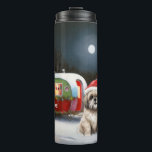 Garrafa Térmica Winter Havanese Caravan Christmas Adventure<br><div class="desc">Adotar a magia de uma noite de inverno nevada enquanto uma caravana desliza graciosamente através da paisagem iluminada pela lua. A beleza serena da neve escutadora e o brilho encantador da lua criam uma cena cativante,  prometendo uma aventura inesquecível de Natal cheia de calor,  alegria e memórias queridas.</div>