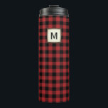 Garrafa Térmica Xadrez de Búfalo Vermelho Preto com Monograma<br><div class="desc">Este tumbler é projetado com xadrez de búfalo e um monograma que pode ser personalizado para qualquer um que você desejar. Faz um presente de excelente para o dia de os pais ou para qualquer um que ama o aspecto clássico da xadrez de búfalos.</div>