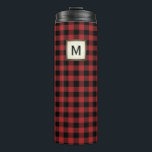 Garrafa Térmica Xadrez de Búfalo Vermelho Preto com Monograma<br><div class="desc">Este tumbler é projetado com xadrez de búfalo e um monograma que pode ser personalizado para qualquer um que você desejar. Faz um presente de excelente para o dia de os pais ou para qualquer um que ama o aspecto clássico da xadrez de búfalos.</div>