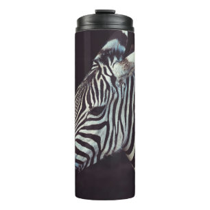GARRAFA TÉRMICA ZEBRA NA LENTE DE FOCO SHALLOW