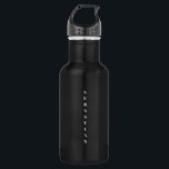Garrafa Texto vertical do serif personalizado preto mínimo<br><div class="desc">Um mínimo de preto e branco personalizado serif personalizado texto com nome vertical ou monograma, uma garrafa de água simples e elegante de aço inoxidável. Texto branco totalmente personalizável, fundo preto, disponível em diferentes tamanhos e cores.</div>