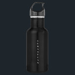 Garrafa Texto vertical do serif personalizado preto mínimo<br><div class="desc">Um mínimo de preto e branco personalizado serif personalizado texto com nome vertical ou monograma,  uma garrafa de água simples e elegante de aço inoxidável. Texto branco totalmente personalizável,  fundo preto,  disponível em diferentes tamanhos e cores.</div>